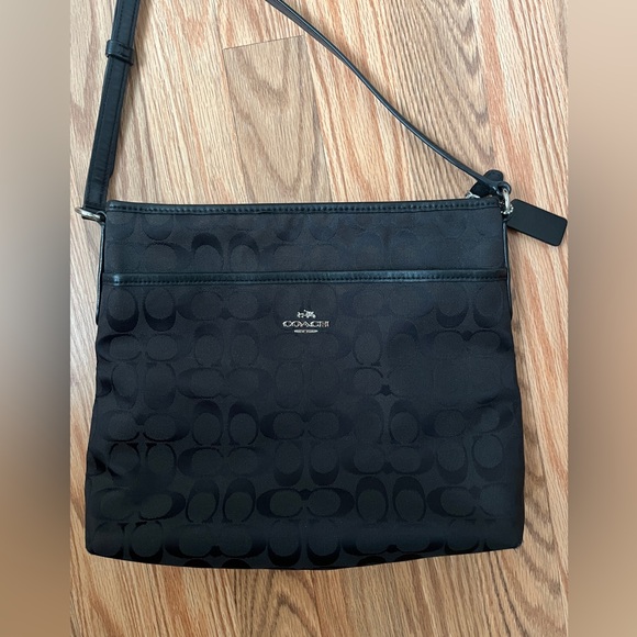 AUTHENTIC COACH BLACK
SIGNATURE FILE BAG
#36378 - Picture 2 of 6